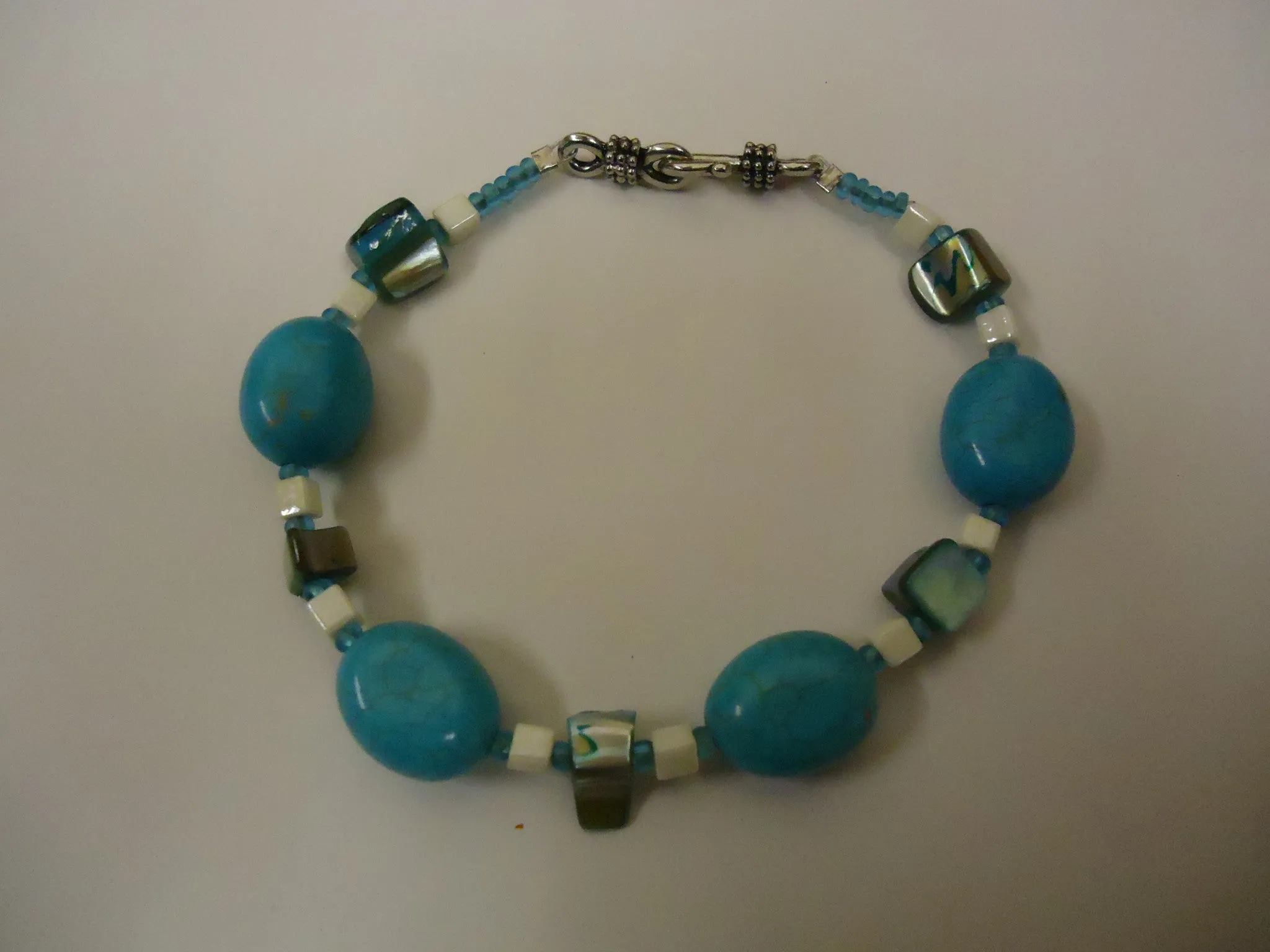 Designer Fashion Bracelet 8in L Beaded/Strand Faux Stones Female Blues/Ivories -- Used